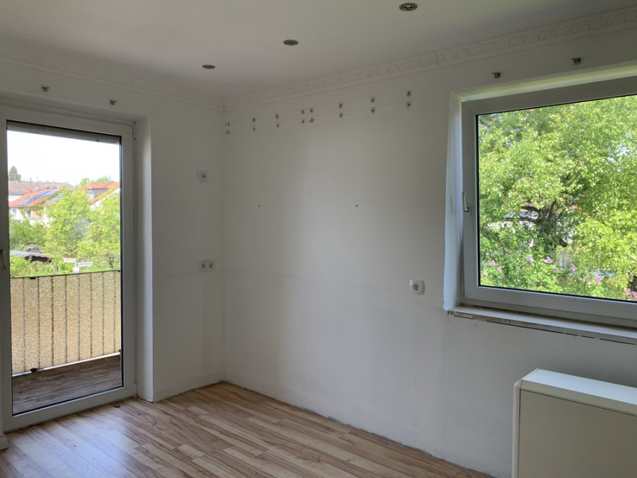 Küche OG - KNIPFER`S IMMOBILIENSCHÄTZE – Renovierungsbedürftiges Zweifamilienhaus in Augsburg-Hochzoll zum Kauf