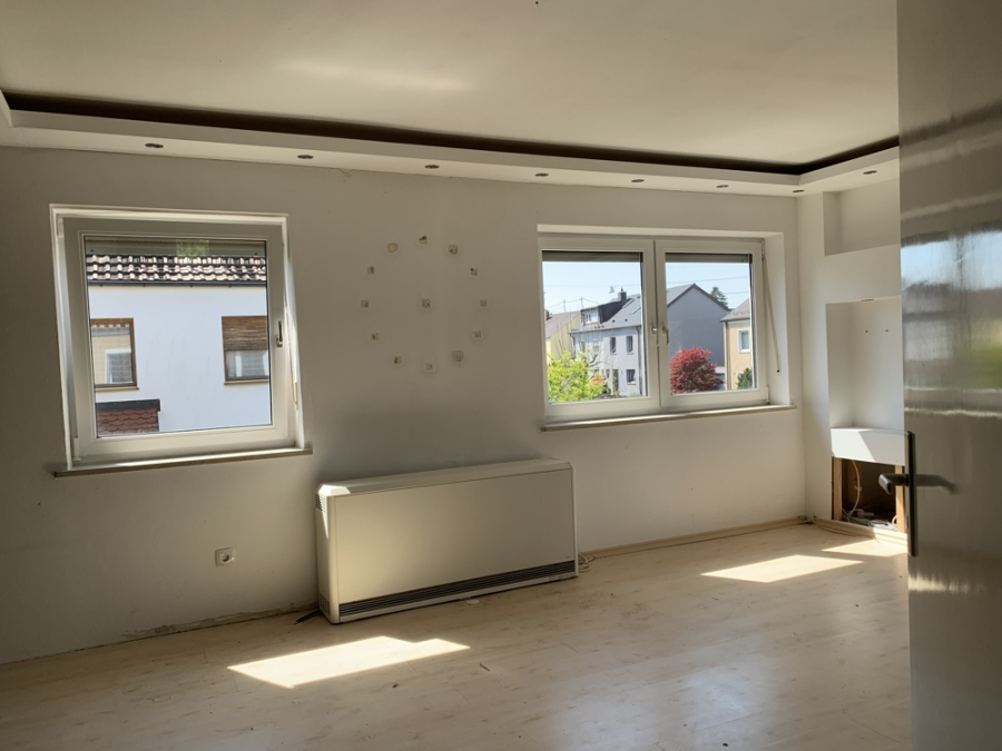 Wohnzimmer OG - KNIPFER`S IMMOBILIENSCHÄTZE – Renovierungsbedürftiges Zweifamilienhaus in Augsburg-Hochzoll zum Kauf