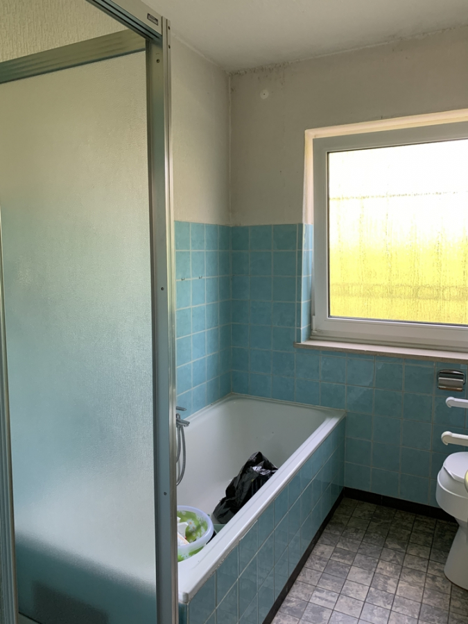 Bad EG - KNIPFER`S IMMOBILIENSCHÄTZE – Renovierungsbedürftiges Zweifamilienhaus in Augsburg-Hochzoll zum Kauf