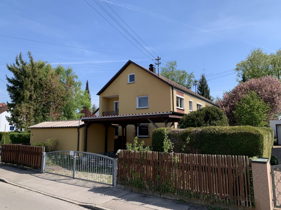 Bild - KNIPFER`S IMMOBILIENSCHÄTZE – Renovierungsbedürftiges Zweifamilienhaus in Augsburg-Hochzoll zum Kauf