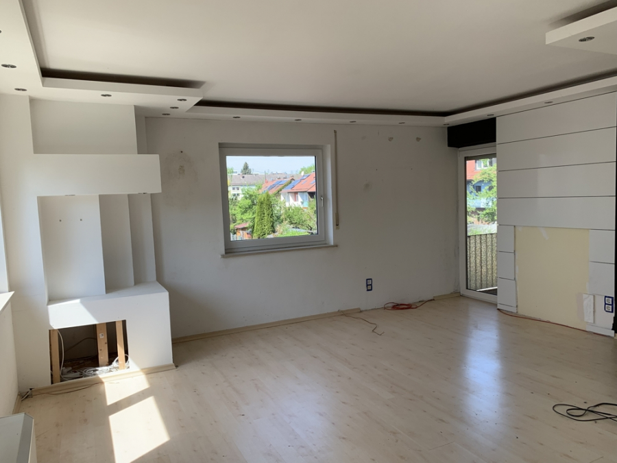 Wohnzimmer OG - KNIPFER`S IMMOBILIENSCHÄTZE – Renovierungsbedürftiges Zweifamilienhaus in Augsburg-Hochzoll zum Kauf
