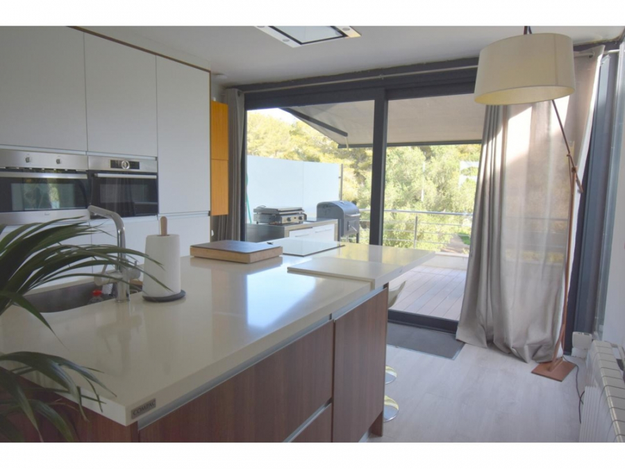 Küche - MALLORCA BROKER – Luxuriöse DHH mit Infintiy-Pool in Alcanada zum Kauf