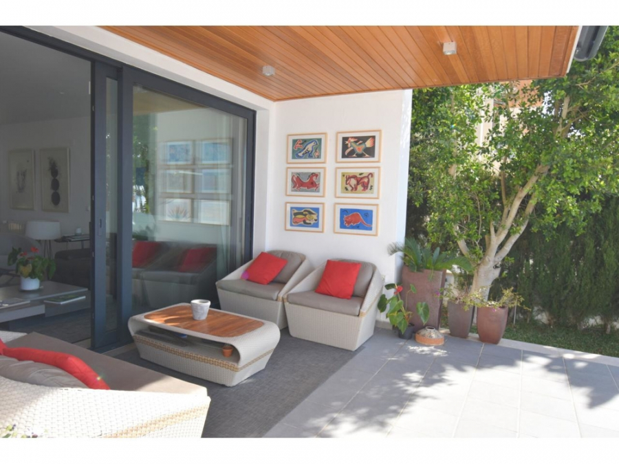 Terrasse - MALLORCA BROKER – Luxuriöse DHH mit Infintiy-Pool in Alcanada zum Kauf