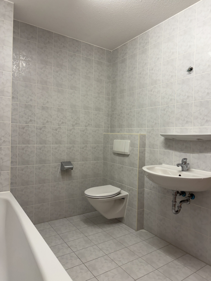 Bad - KNIPFER`S IMMOBILIENSCHÄTZE – Elegante 3 ZKB mit Loggia und TG in der Firnhaberau zum Kauf!