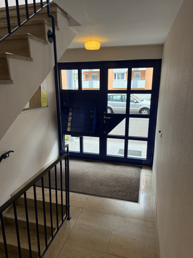 Treppenhaus - KNIPFER`S IMMOBILIENSCHÄTZE – Elegante 3 ZKB mit Loggia und TG in der Firnhaberau zum Kauf!