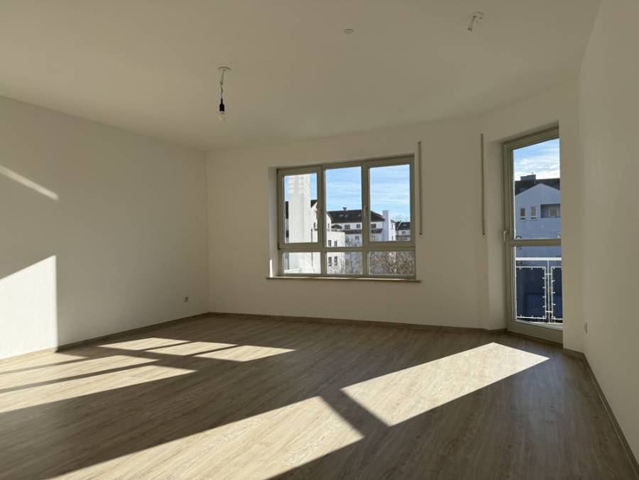 Wohnzimmer - KNIPFER`S IMMOBILIENSCHÄTZE – Elegante 3 ZKB mit Loggia und TG in der Firnhaberau zum Kauf!