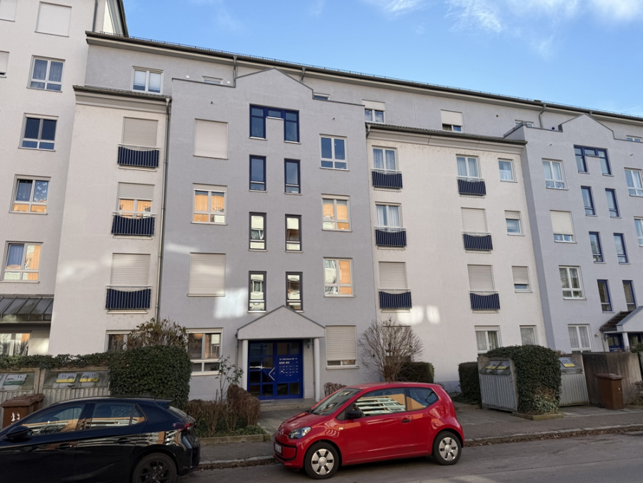 Haus Straßenseite - KNIPFER`S IMMOBILIENSCHÄTZE – Elegante 3 ZKB mit Loggia und TG in der Firnhaberau zum Kauf!