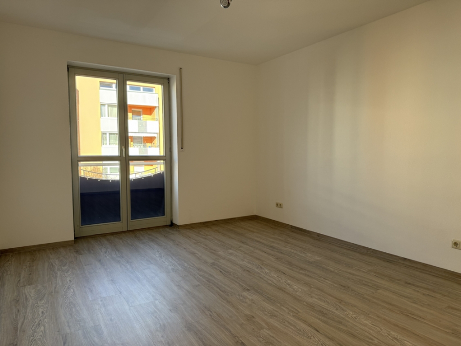 Schlafzimmer - KNIPFER`S IMMOBILIENSCHÄTZE – Elegante 3 ZKB mit Loggia und TG in der Firnhaberau zum Kauf!
