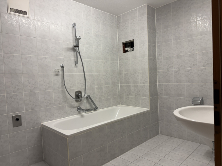 Bad - KNIPFER`S IMMOBILIENSCHÄTZE – Elegante 3 ZKB mit Loggia und TG in der Firnhaberau zum Kauf!