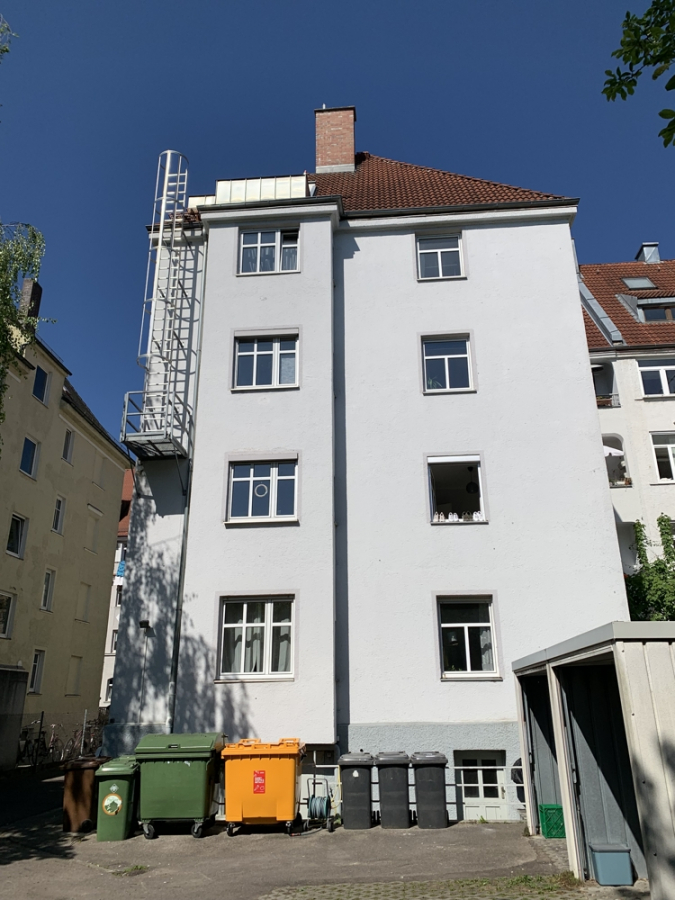 Bild - LAGE – LAGE – LAGE – Klassische Jugendstilwohnung mit kleinem Balkon in Zentrumslage zum Kauf