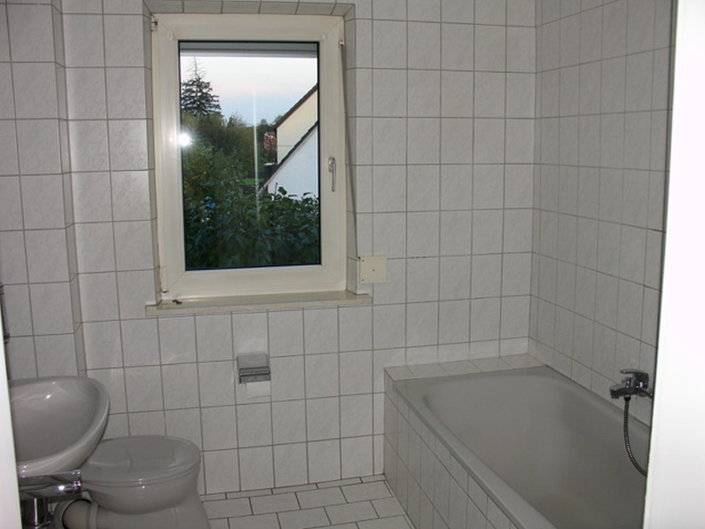 Bad OG - KNIPFER IMMOBILIEN – Dreifamilienhaus mit Potenzial in Regensburg zum Kauf!