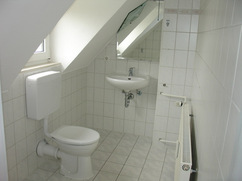 Bad DG - KNIPFER IMMOBILIEN – Dreifamilienhaus mit Potenzial in Regensburg zum Kauf!