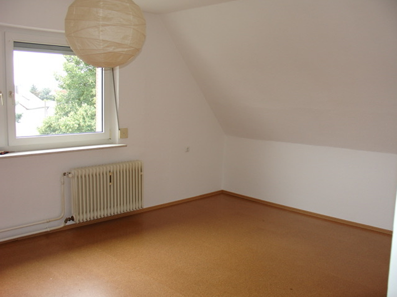 Wohnzimmer DG - KNIPFER IMMOBILIEN – Dreifamilienhaus mit Potenzial in Regensburg zum Kauf!