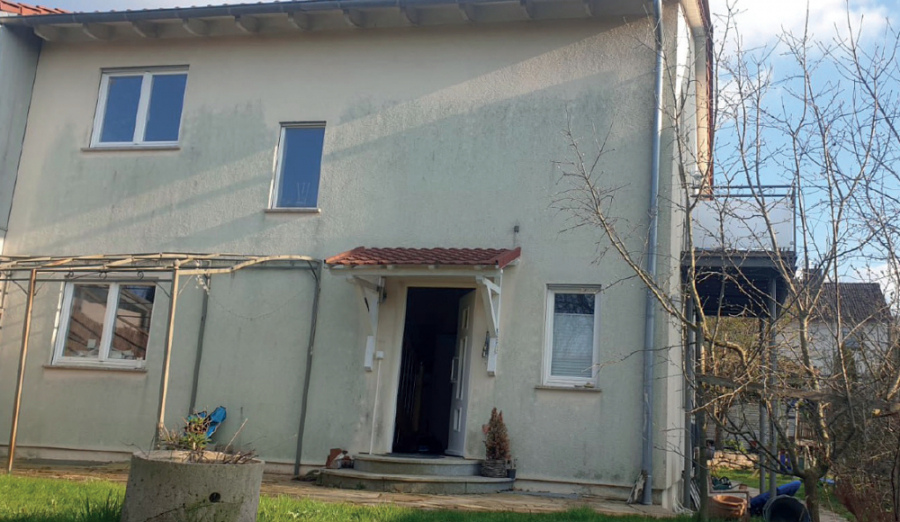 B - KNIPFER`S IMMOBILIENSCHÄTZR – Hochwertige DHH in Bergkirchen – Ruhige Lage mit Bachlauf