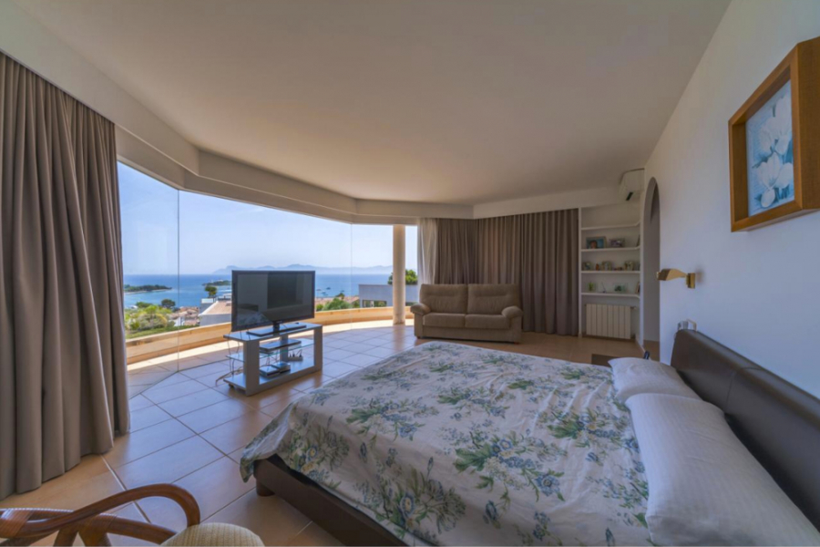 Bild - MALLORCA BROKER – Villa mit Meerblick und Pool in Alcanada zum Kauf