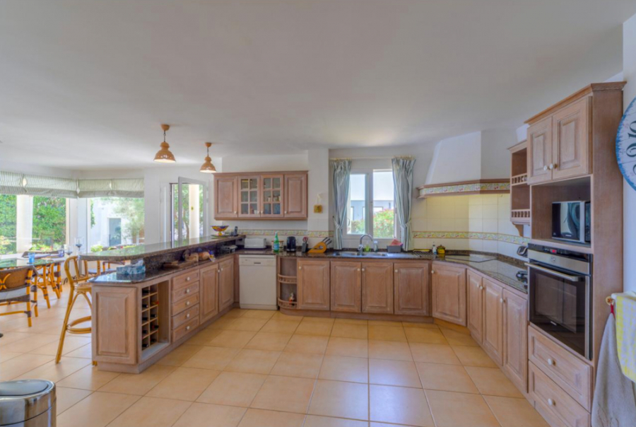 Bild - MALLORCA BROKER – Villa mit Meerblick und Pool in Alcanada zum Kauf