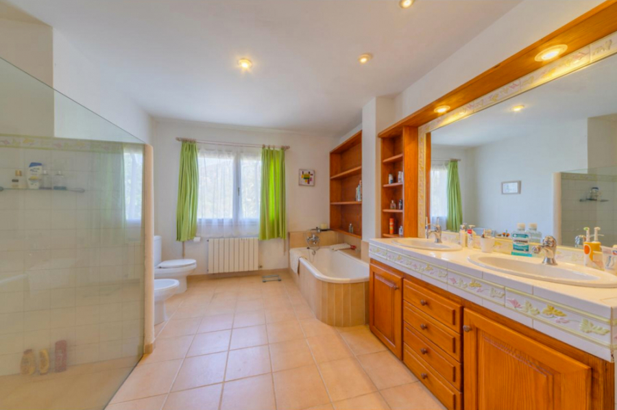 Bild - MALLORCA BROKER – Villa mit Meerblick und Pool in Alcanada zum Kauf