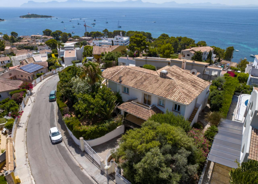 Bild - MALLORCA BROKER – Villa mit Meerblick und Pool in Alcanada zum Kauf