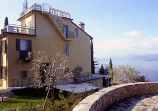 Bild - VILLA MIT POOL UND PANORAMABLICK ÜBER DEN GARDASSE IN TORRI DEL BENACO!