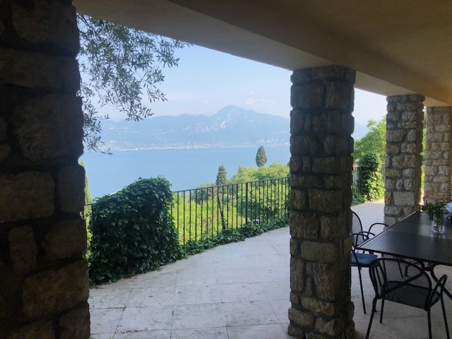Bild - VILLA MIT POOL UND PANORAMABLICK ÜBER DEN GARDASSE IN TORRI DEL BENACO!