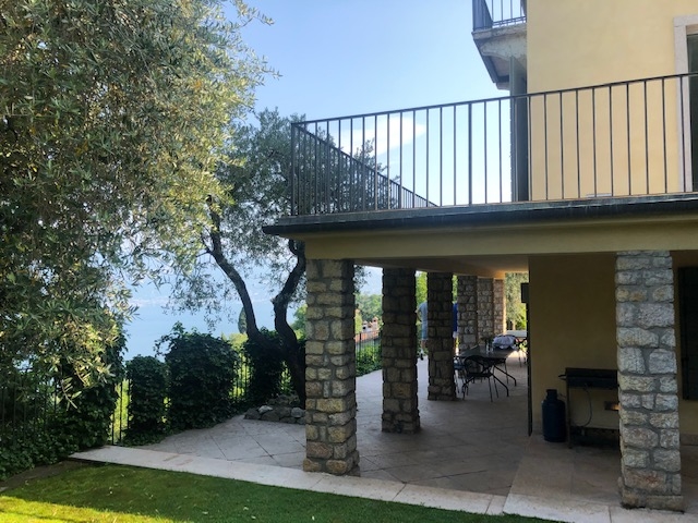 Bild - VILLA MIT POOL UND PANORAMABLICK ÜBER DEN GARDASSE IN TORRI DEL BENACO!
