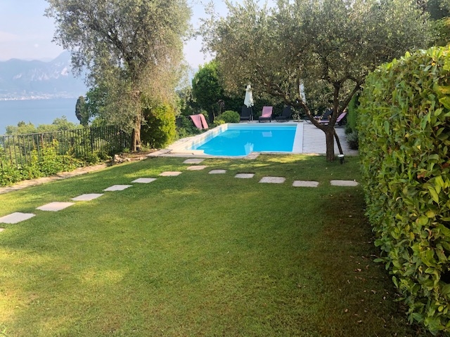 Bild - VILLA MIT POOL UND PANORAMABLICK ÜBER DEN GARDASSE IN TORRI DEL BENACO!