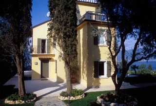 Bild - VILLA MIT POOL UND PANORAMABLICK ÜBER DEN GARDASSE IN TORRI DEL BENACO!