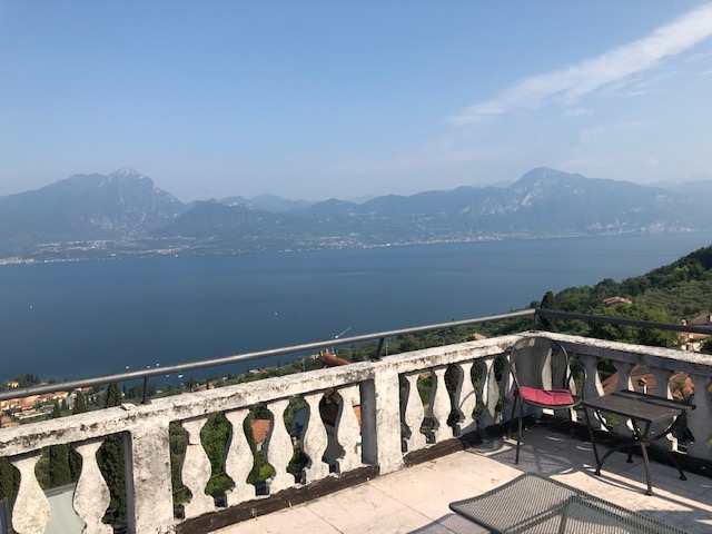 Bild - VILLA MIT POOL UND PANORAMABLICK ÜBER DEN GARDASSE IN TORRI DEL BENACO!