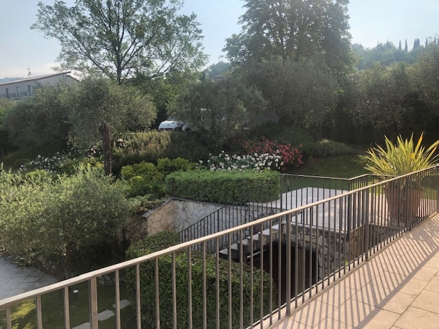 Bild - VILLA MIT POOL UND PANORAMABLICK ÜBER DEN GARDASSE IN TORRI DEL BENACO!