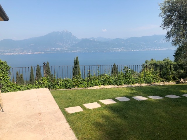 Bild - VILLA MIT POOL UND PANORAMABLICK ÜBER DEN GARDASSE IN TORRI DEL BENACO!